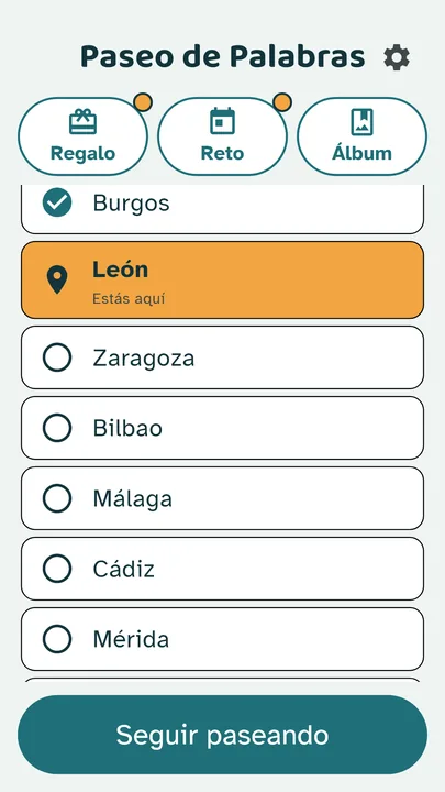 Pantalla de inicio: el recorrido por las ciudades, con botones de regalo, reto y álbum, y un botón grande «Seguir paseando»